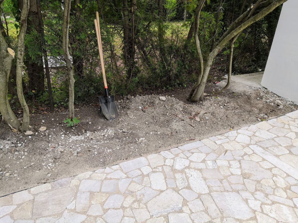 Süttői kövek murvaágyon - Csopaki mediterrán kert építése