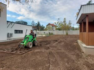A PalkovitsKert munkagépe tereprendezés közben