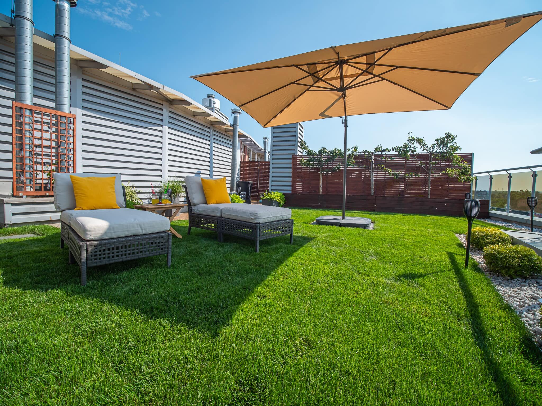 Árnyék és fény egy csepeli tetőkertben